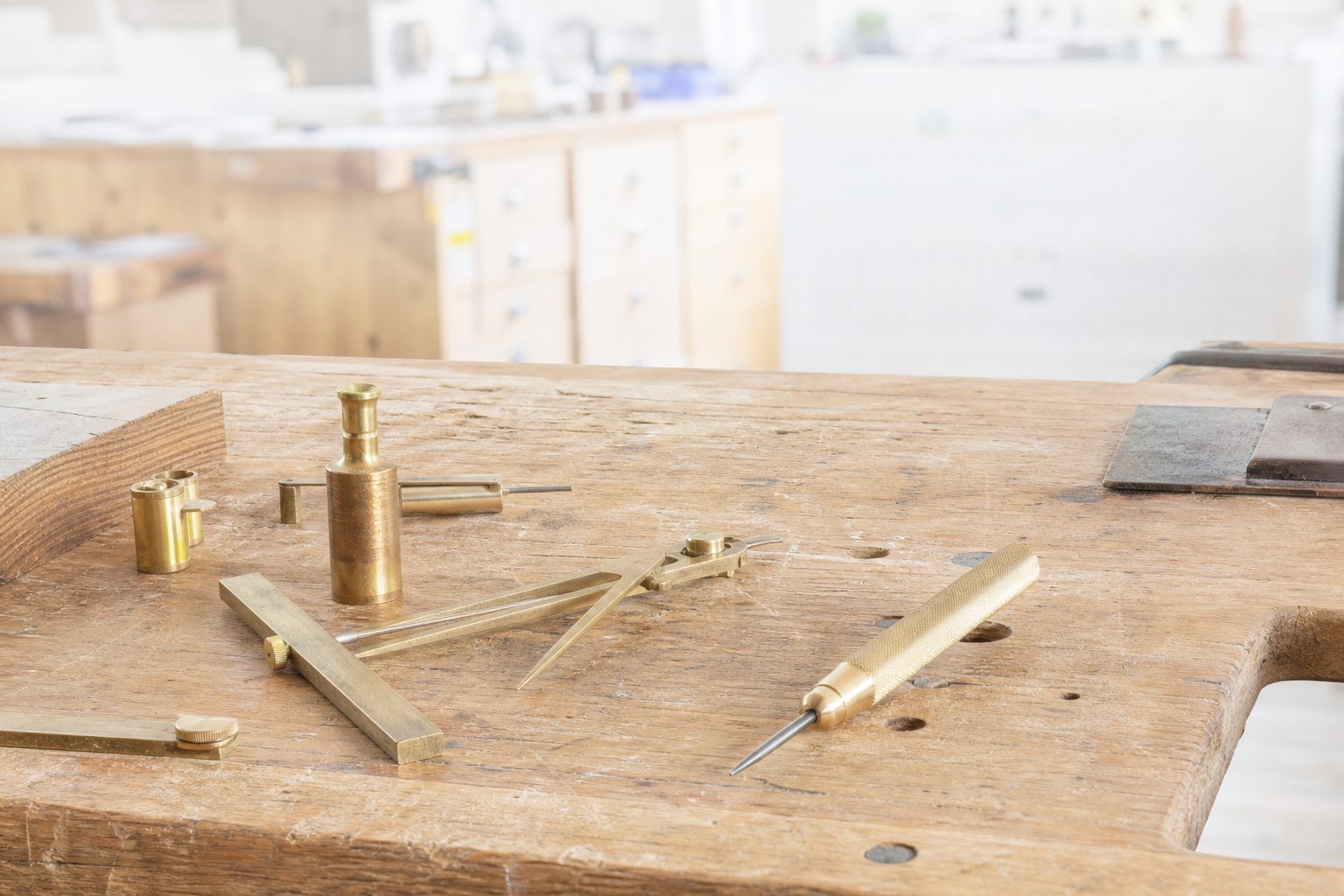 Un uomo in piedi vicino a una grande intelaiatura di legno grezzo appena montata.